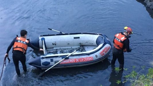 Una moto cayó al Riachuelo por un choque y murió un policía