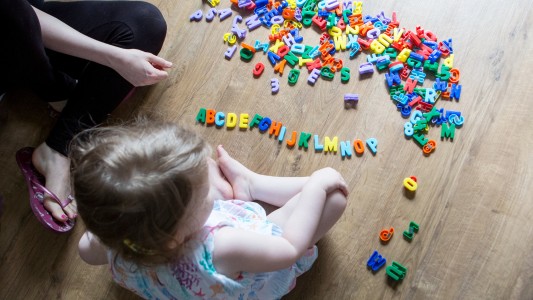 Genia de 3 años: supera a Albert Enstein y Stephen Hawkings en coeficiente intelectual