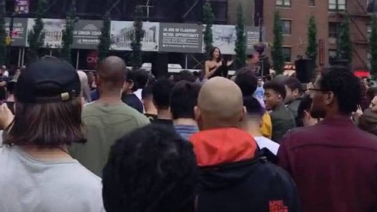 Convocó a 100 hombres por Tinder en una plaza de Nueva York y los hizo competir por una cita