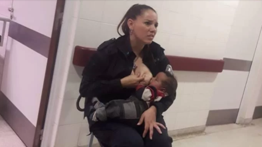 El triste relato de la policía que amamantó a un bebé en un hospital: "Los chicos tenían sarna"