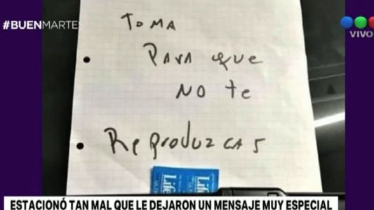 El mensaje que recibió un conductor que estacionó mal