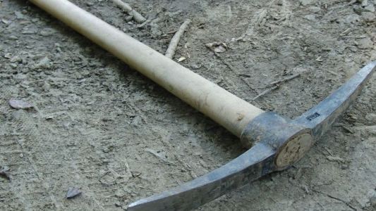 Mató a su hermano al golpearlo con un pico mientras dormía