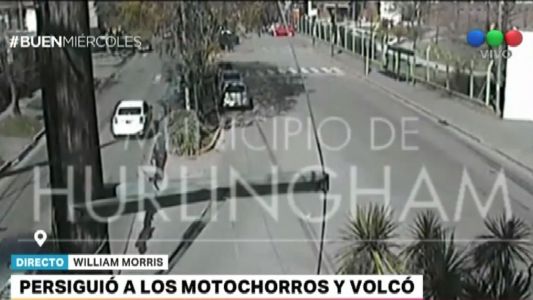 Una mujer persiguió a los motochorros y volcó