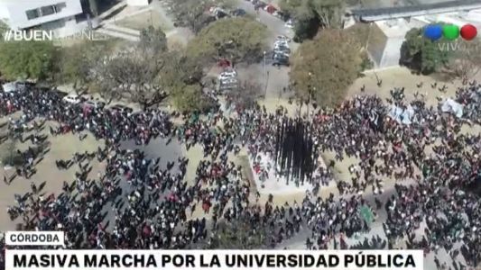 Masiva marcha en defensa de la universidad pública