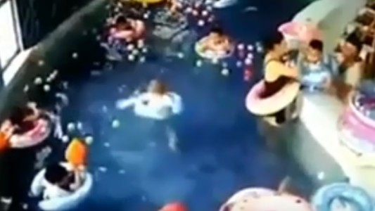 Dramático video: nene de 3 años casi muere ahogado durante una clase de natación