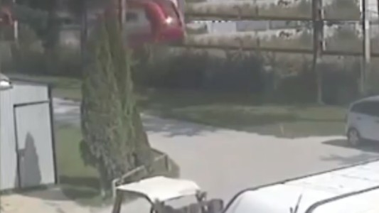 Un tren arrolló su auto en medio de la clase de manejo y murió