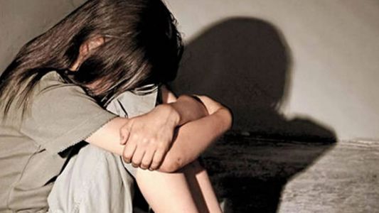 Siniestro: descubrió en el celular de su mamá que entregaba a su hermana para que la abusen