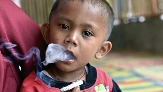 El tremendo caso del nene de 2 años que fuma dos paquetes de cigarrillos por día