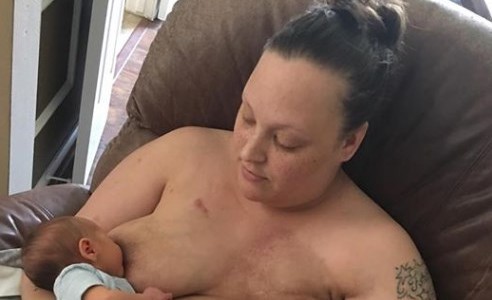 Un viral que emociona: la foto de la mujer amamantando a su bebé tras una masectomía
