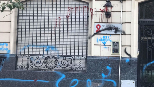 "Aborto=genocidio": atacaron con pintadas la sede de la Fundación Huésped