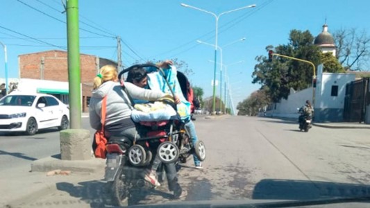 Indignante: una pareja viaja en moto con un cochecito y un bebé adentro