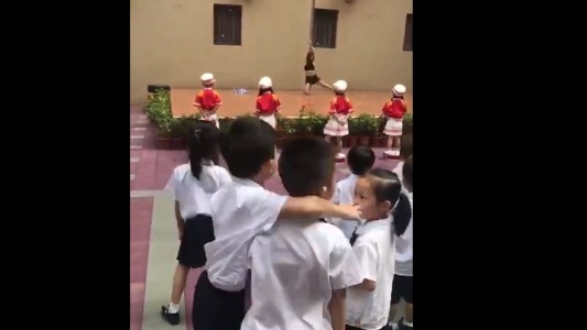 Escándalo: inauguraron un jardín de infantes con un show de pole dance