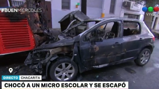 Chocó contra un micro escolar que estaba estacionado, provocó un incendio y escapó