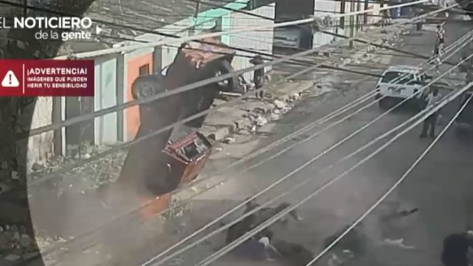 Una camioneta cayó y volcó sobre la gente que transportaba