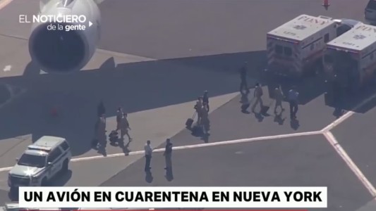 Avión en cuarentena en Nueva York: 100 pasajeros enfermos