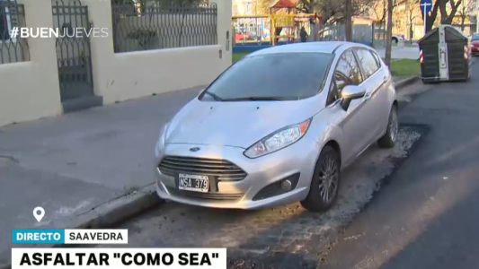 Asfaltar "como sea": baches en los lugares con autos estacionados