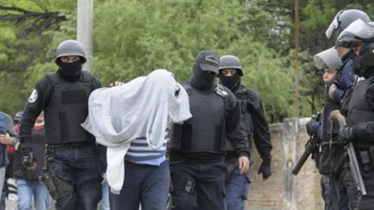 Violó a sus dos hijastras, embarazó a una y la hizo abortar con un palo