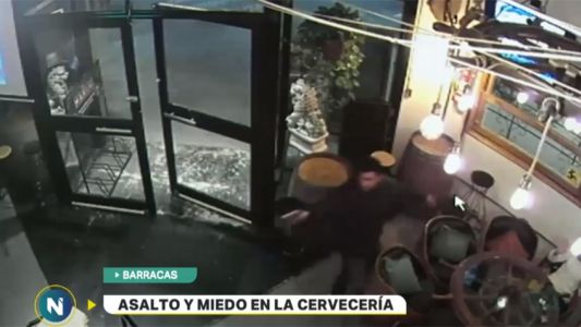 Capturados por la cámara: fueron a tomar unas cervezas y los asaltaron