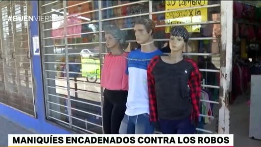 Nadie se salva de la inseguridad: maniquíes encadenados