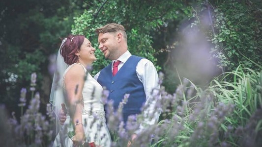 Encontró al marido muerto en su habitación de hotel a pocas horas de casarse