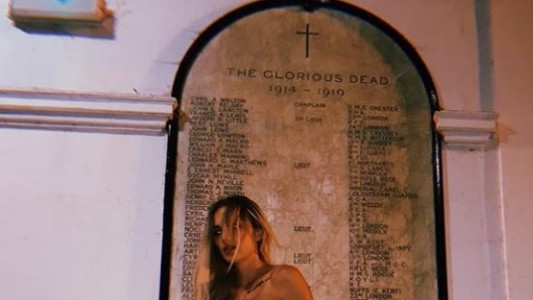 "Fotoescándalo": cantante posó en topless frente a una placa tributo a soldados caídos en guerra