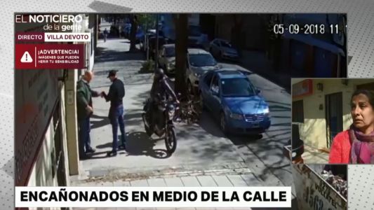 Capturados por la cámara: motochorros asaltaron a un matrimonio a plena luz del día