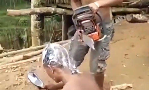 El joven colombiano que se deja cortar el pelo con una motosierra