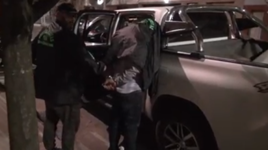 Avellaneda: detuvieron a un hombre que llevaba cinco ladrillos de cocaína en la rueda de una camioneta