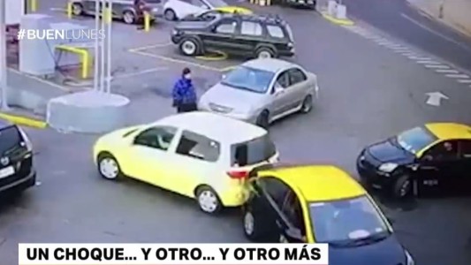 Una conductora chocó 4 veces en un estacionamiento