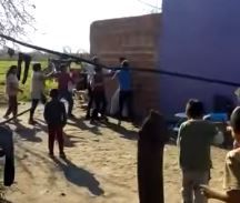 Video: le pegan a un funcionario porque hizo velar a una chica en un cajón usado