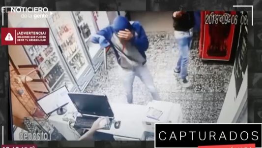 Capturados por la cámara: asaltó una vinería, se le escapó un tiro y le dio a su cómplice