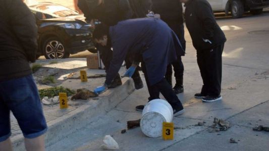 Encuentran un cuerpo descuartizado escondido en un balde