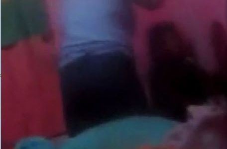 Video: la escrachan pegándole con un cinturón a su hija "porque lloraba"