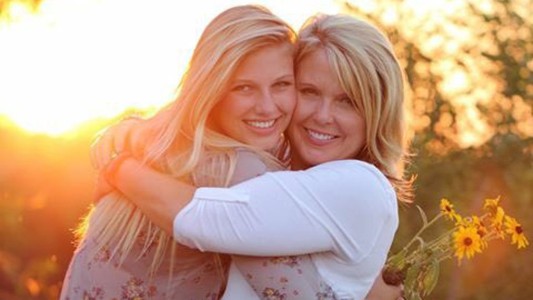 El escalofriante momento que una periodista anuncia en TV la muerte de su hija por sobredosis