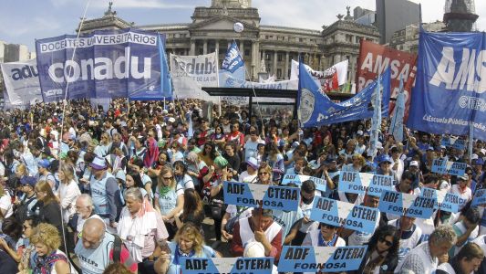 Paro y masiva marcha docente al Congreso