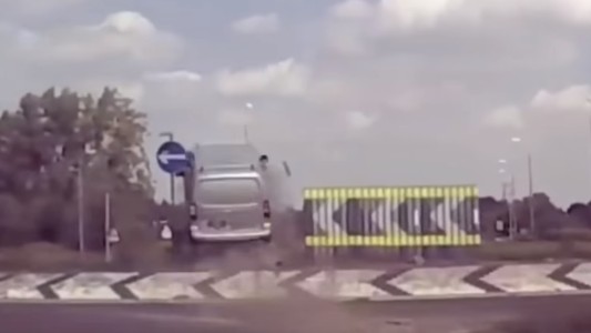 Video: una camioneta salió volando en una rotonda