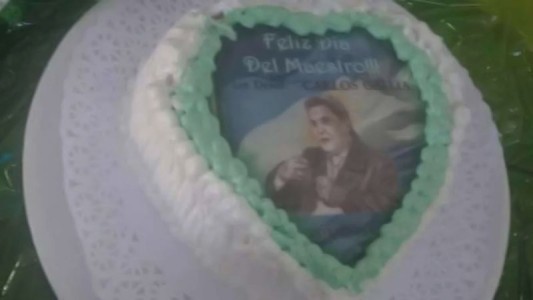 Un intendente tucumano regaló por el Día del Maestro tortas con su cara