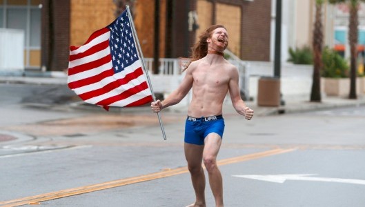 El extraño hombre que enfrenta los huracanes en calzoncillos