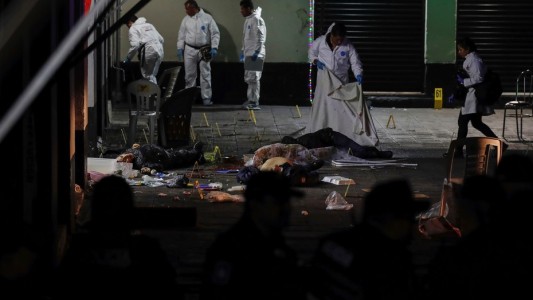 Fuertes videos: un grupo de mariachis asesinó a tiros a 5 personas en una plaza céntrica de México