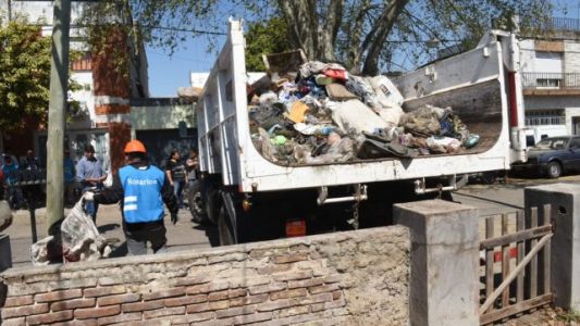 Sacaron tres camiones de basura del interior de una casa