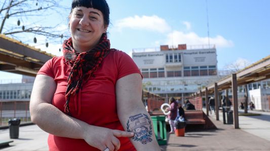 Mamá se tatuó el Garrahan para agradecer que salvaron a su pequeño