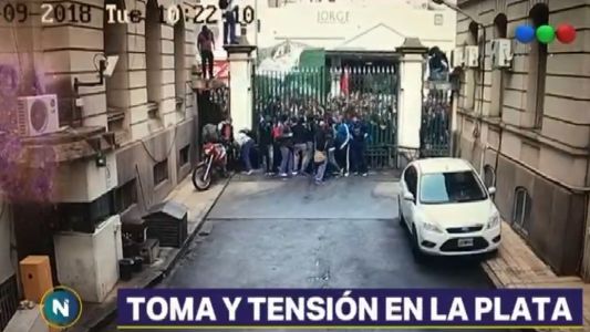 Trabajadores del Astillero Río Santiago tomaron el Ministerio de Economía bonaerense