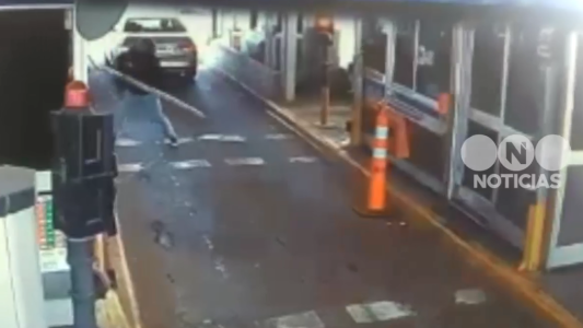 Así fue el momento en que el actor Gastón Grande rompió la barrera del peaje, antes de ser detenido