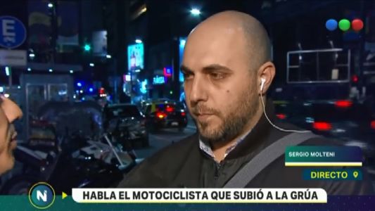 "Relatos Salvajes": le secuestraron la moto, se subió a la grúa y se la llevó