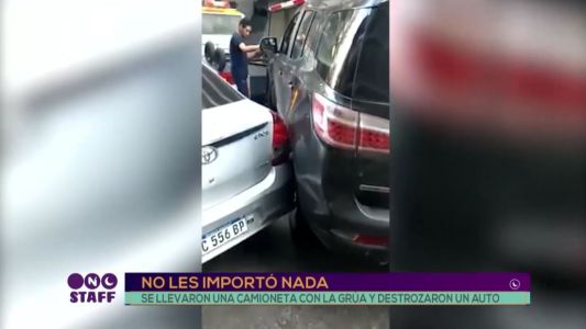 Salvajes: así rompen un auto los agentes mientras se lo llevan en una grúa