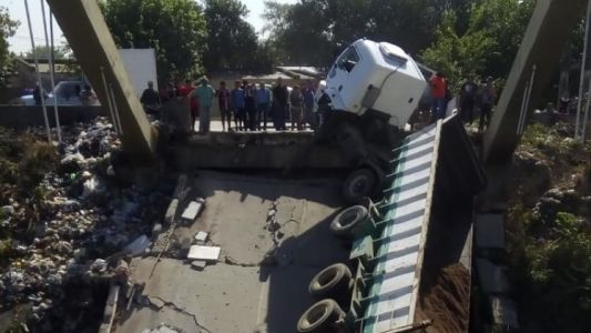 Video impactante: se desplomó un puente en Tucumán y un camión quedó suspendido en el aire