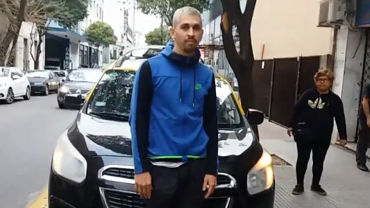 Tránsito caliente: un taxista agredió a una ciclista que lo filmaba mientras obstruía la ciclovía