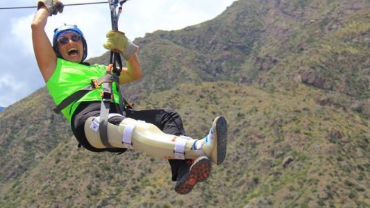 Se negó a que los médicos le amputaran la pierna y después de 23 cirugías escala montañas