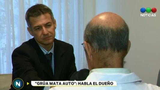 El dueño del auto que chocó una grúa mientras se llevaba otro coche