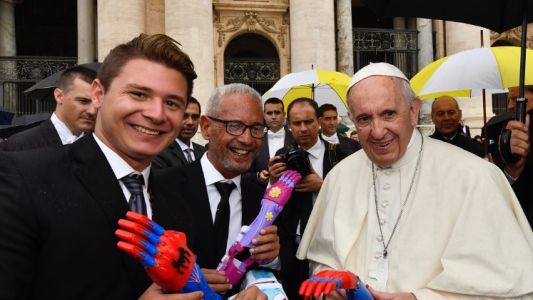 El Papa recibió al joven que regala las manos ortopédicas que fabrica con una impresora 3D